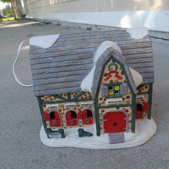 1993 Christmas Village Prettique Kringle Mountain Reindeer Barn Lighted House - Picture 1 of 8